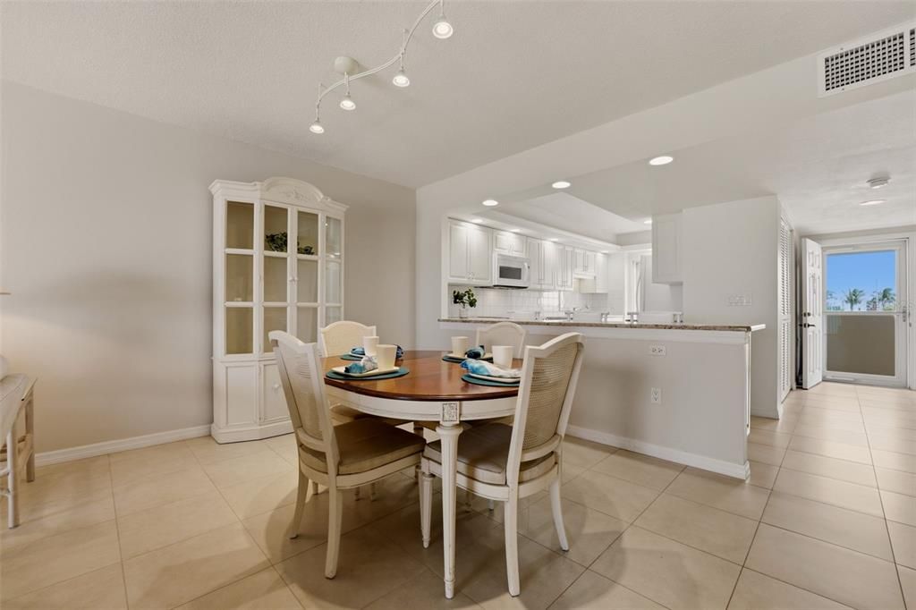 For Sale: $675,000 (2 beds, 2 baths, 1208 Square Feet)