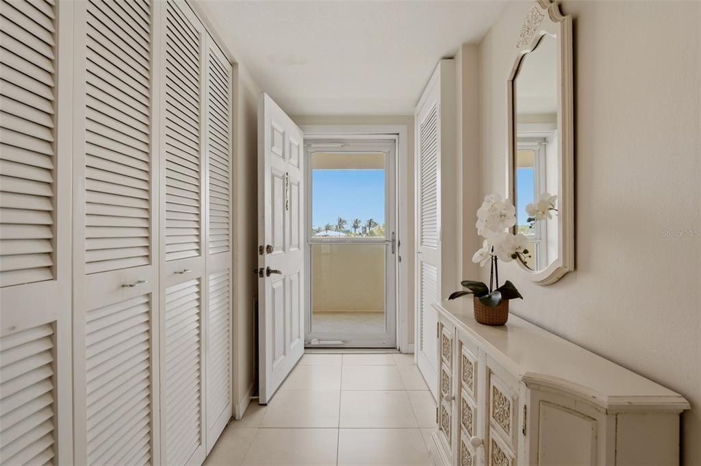 For Sale: $675,000 (2 beds, 2 baths, 1208 Square Feet)