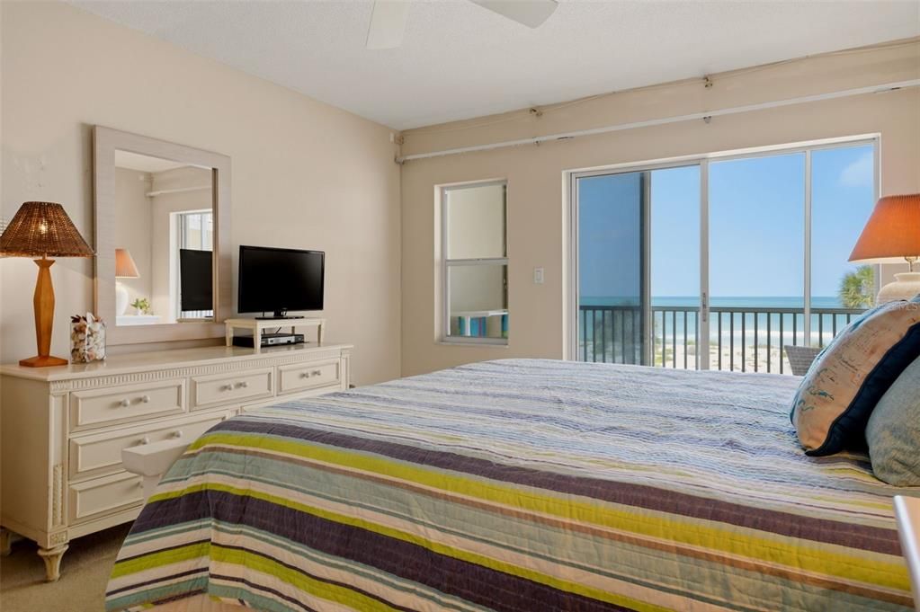 For Sale: $675,000 (2 beds, 2 baths, 1208 Square Feet)