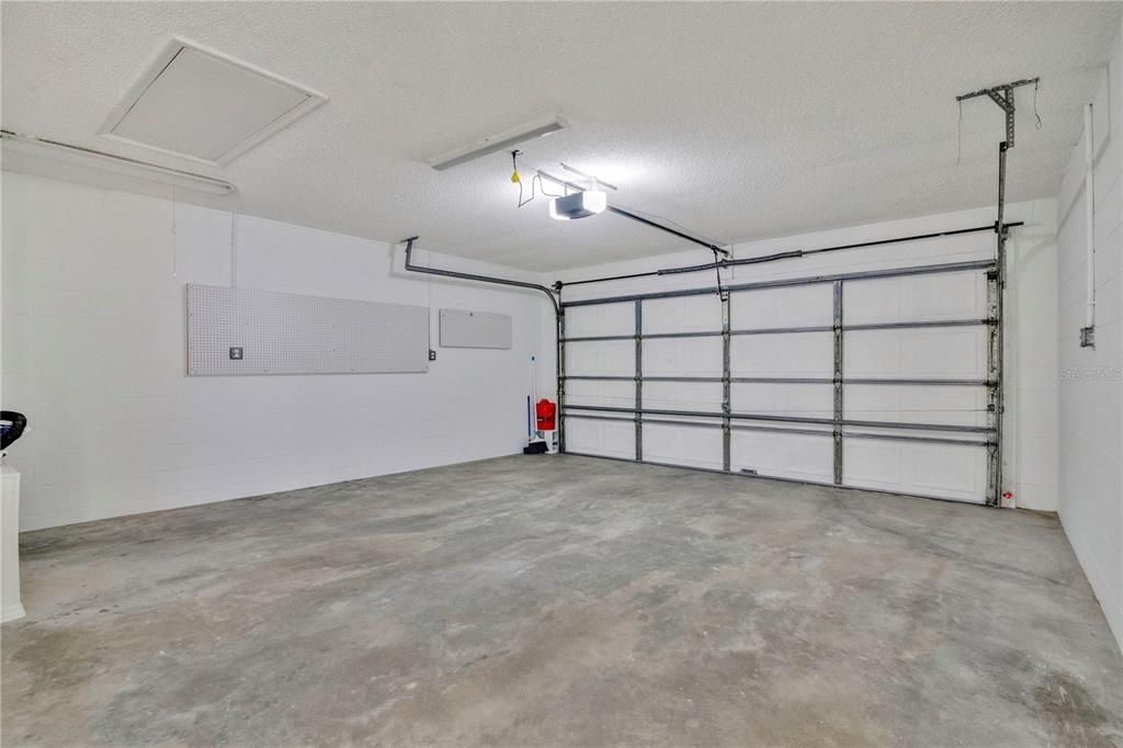 Activo con contrato: $2,350 (3 camas, 2 baños, 1406 Pies cuadrados)