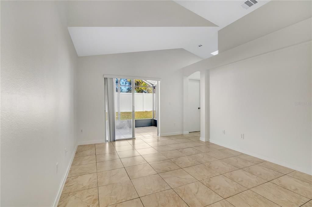 Activo con contrato: $2,350 (3 camas, 2 baños, 1406 Pies cuadrados)