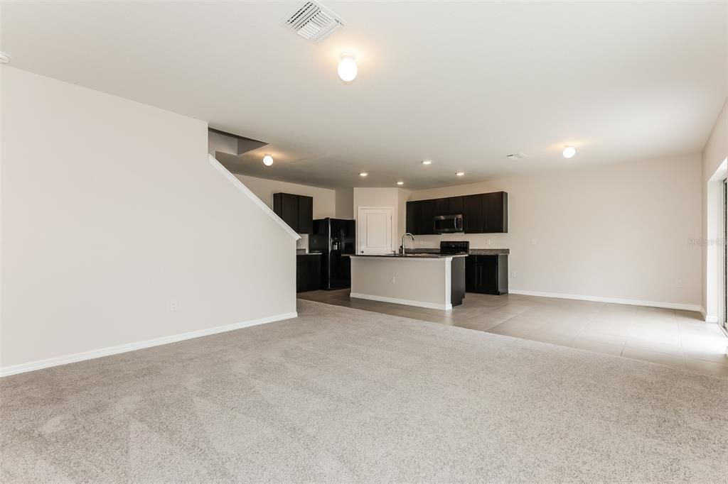 Activo con contrato: $429,900 (5 camas, 3 baños, 2674 Pies cuadrados)