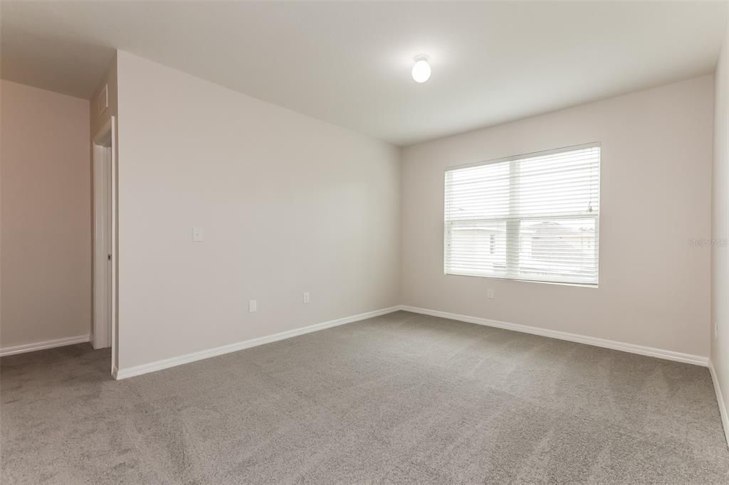Activo con contrato: $429,900 (5 camas, 3 baños, 2674 Pies cuadrados)