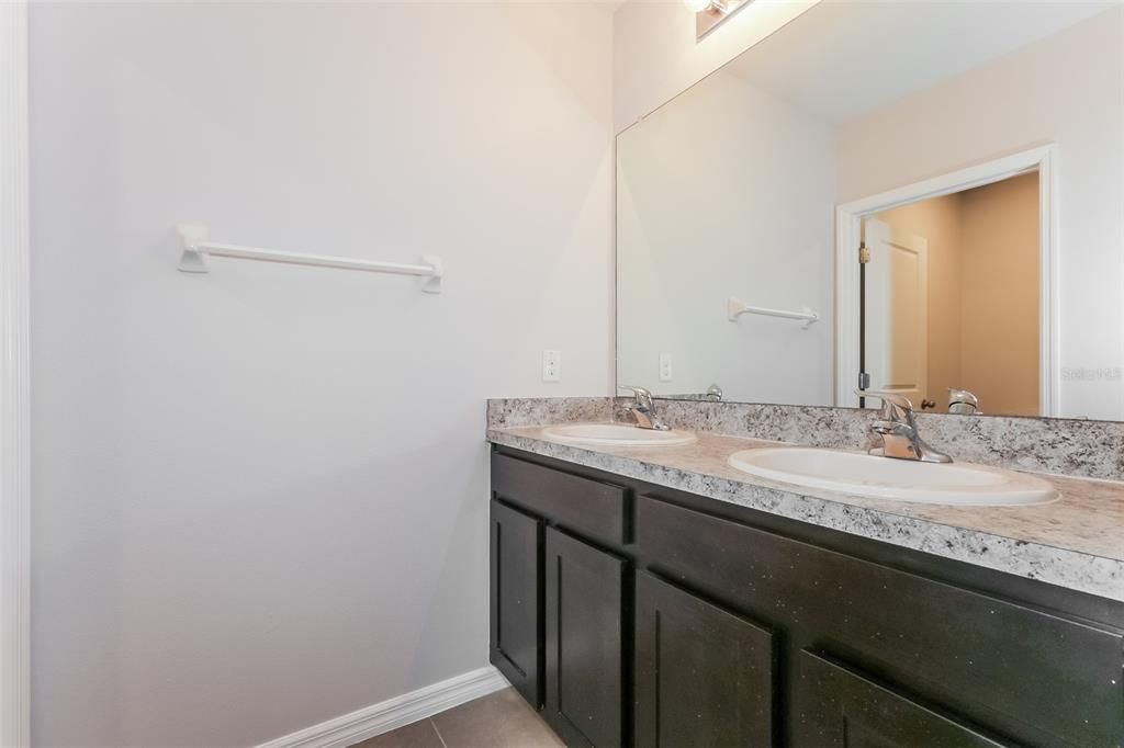 Activo con contrato: $429,900 (5 camas, 3 baños, 2674 Pies cuadrados)