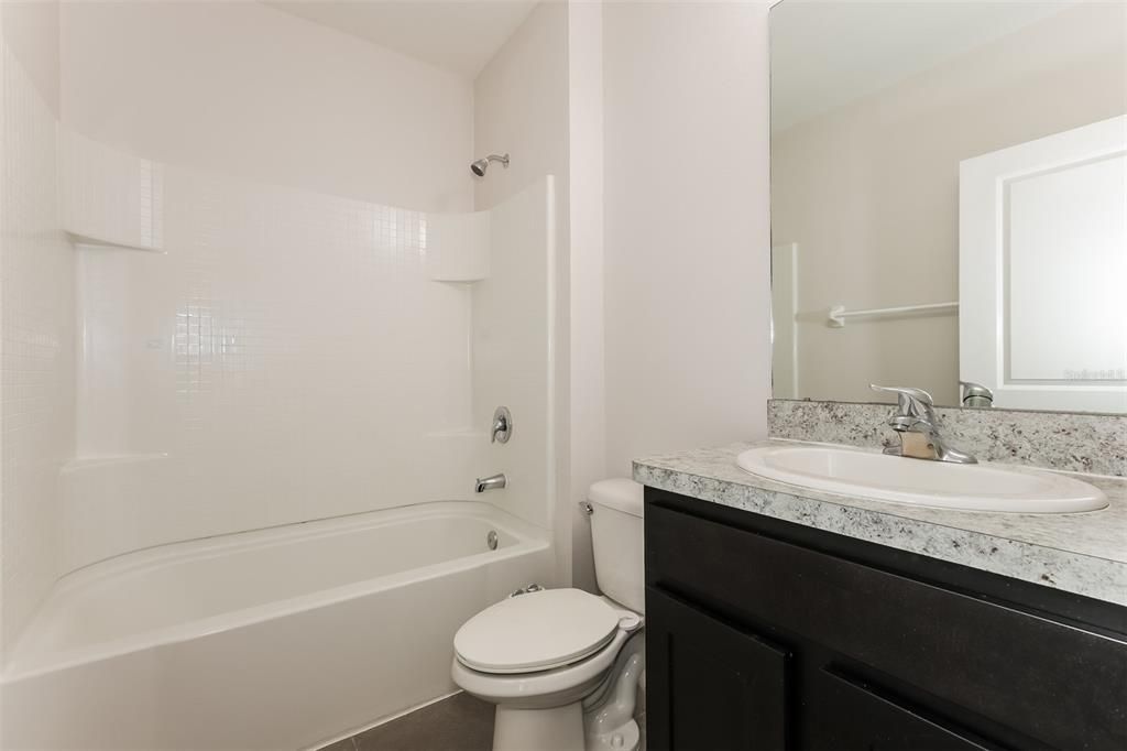 Activo con contrato: $429,900 (5 camas, 3 baños, 2674 Pies cuadrados)