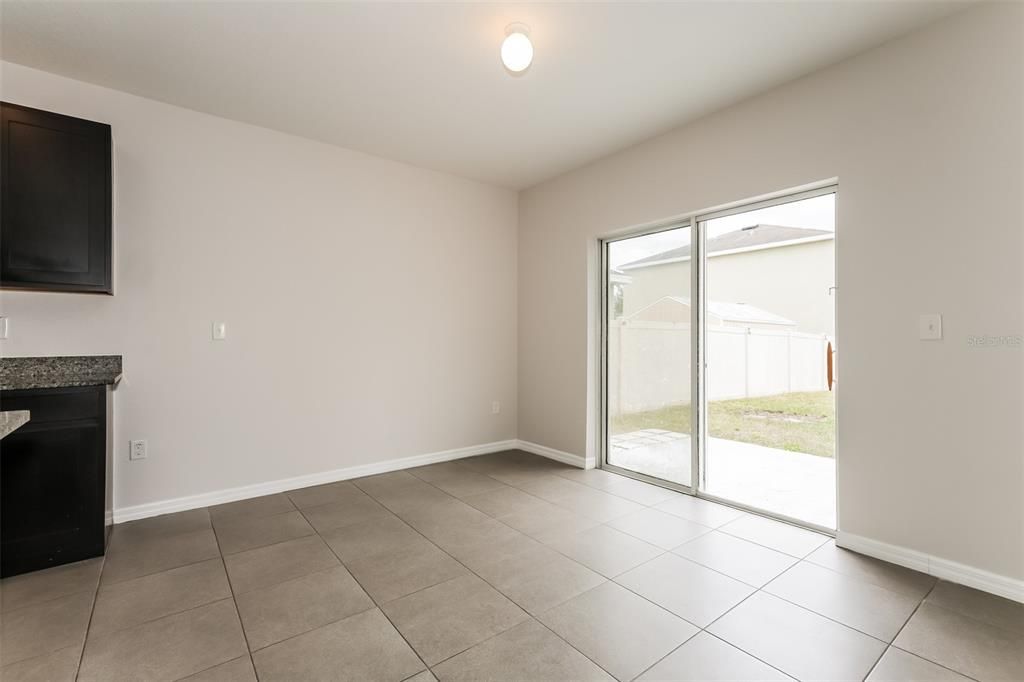 Activo con contrato: $429,900 (5 camas, 3 baños, 2674 Pies cuadrados)