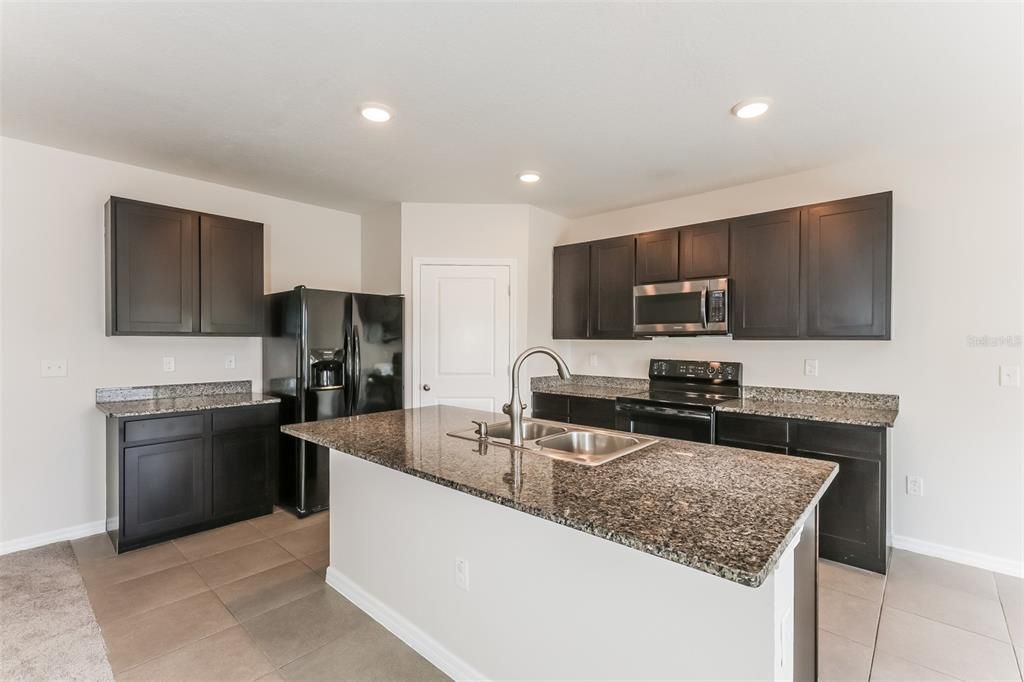 Activo con contrato: $429,900 (5 camas, 3 baños, 2674 Pies cuadrados)