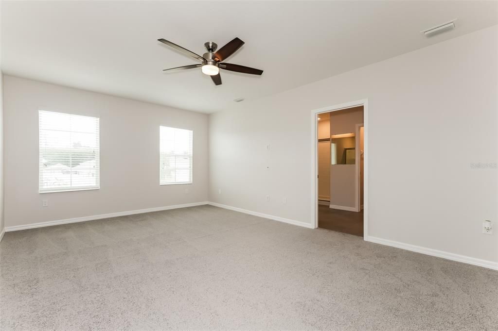 Activo con contrato: $429,900 (5 camas, 3 baños, 2674 Pies cuadrados)