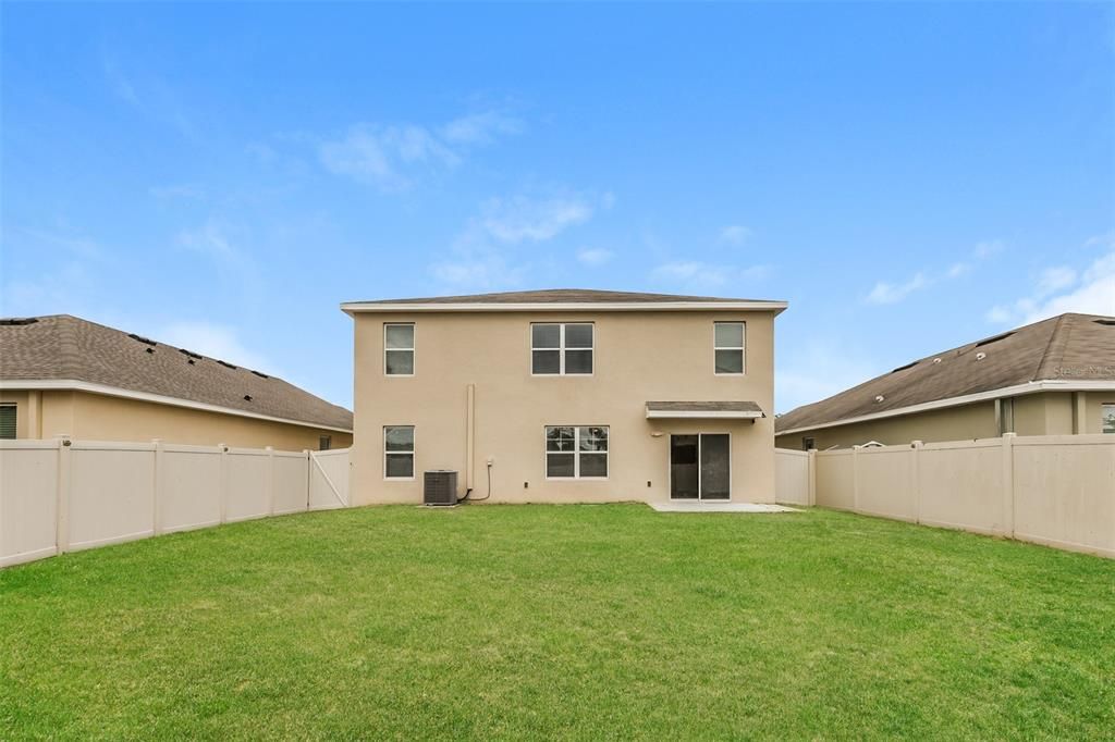 Activo con contrato: $429,900 (5 camas, 3 baños, 2674 Pies cuadrados)
