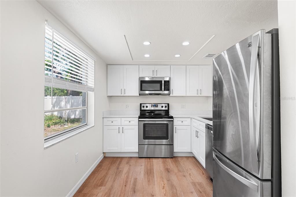 Active With Contract: $1,900 (2 beds, 1 baths, 944 Square Feet)