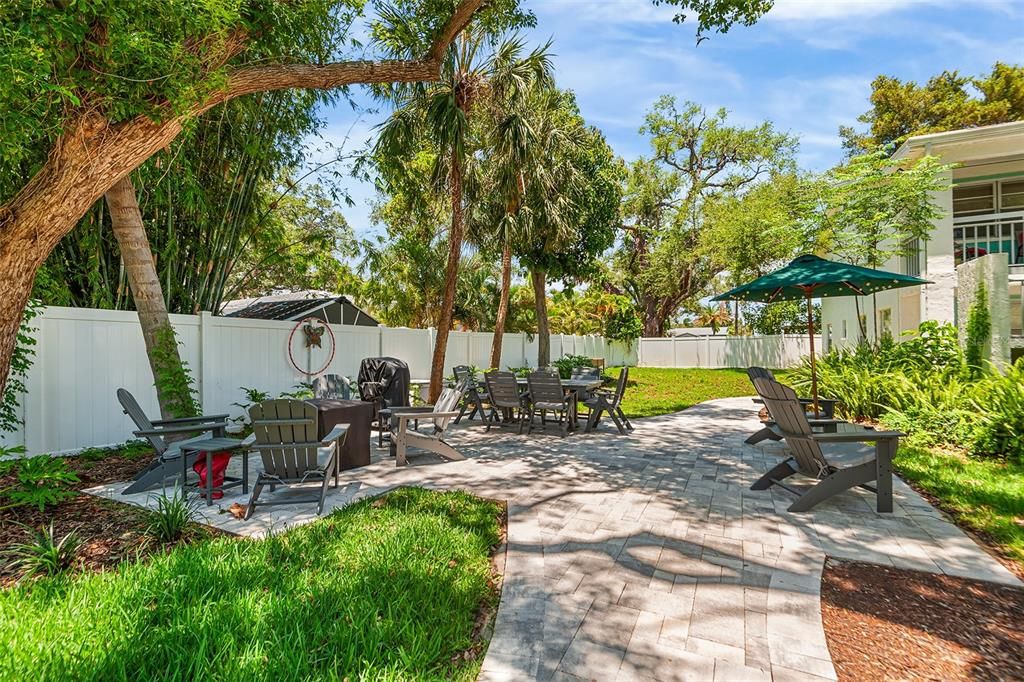Active With Contract: $1,900 (2 beds, 1 baths, 944 Square Feet)