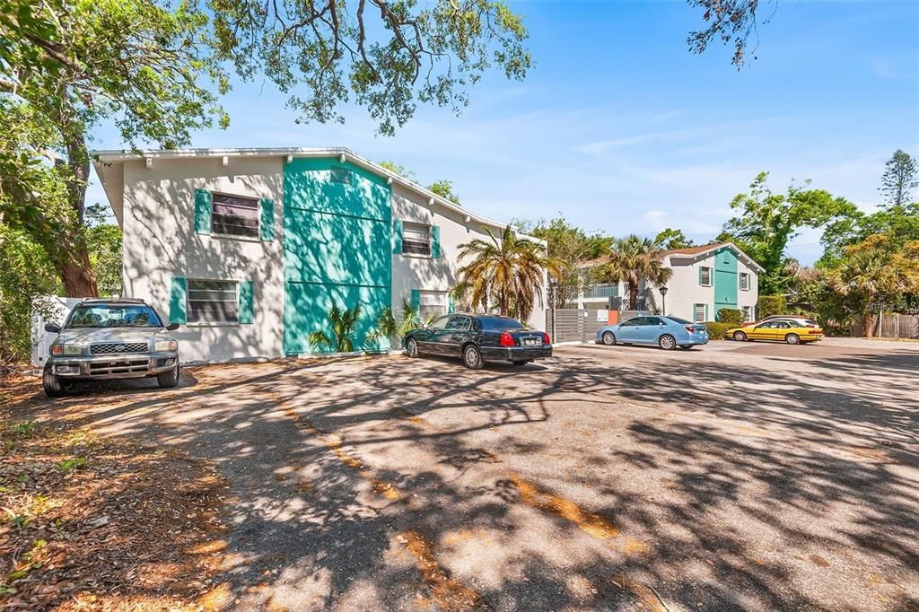 Active With Contract: $1,900 (2 beds, 1 baths, 944 Square Feet)