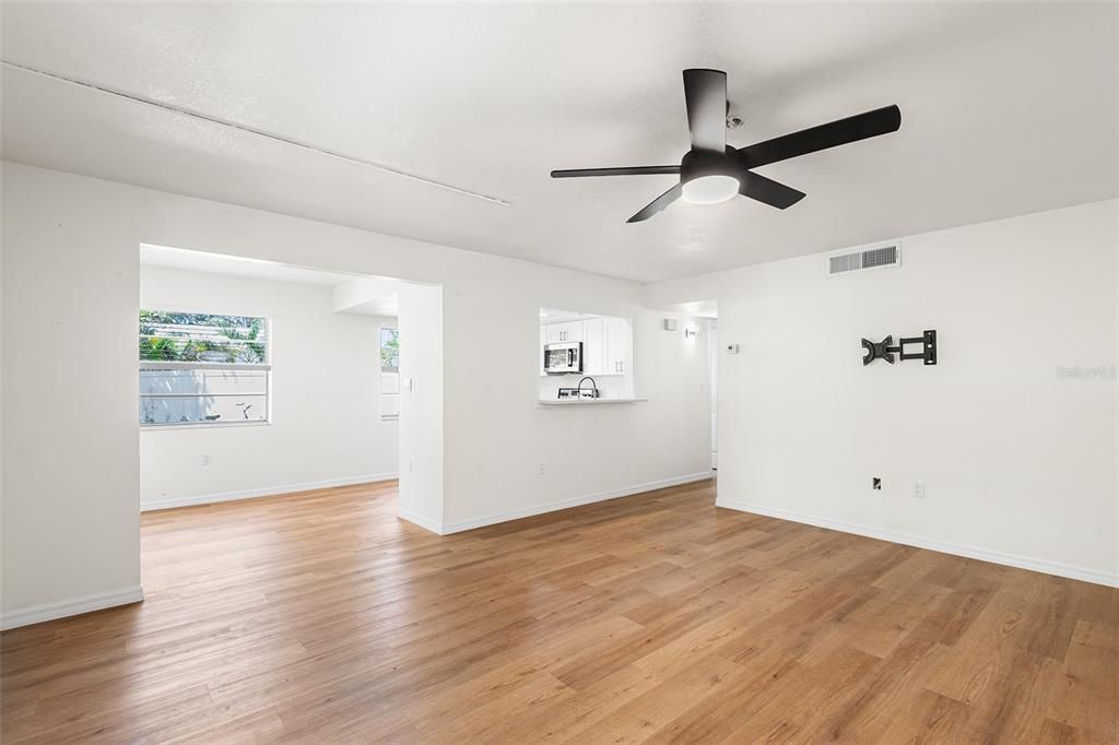 Active With Contract: $1,900 (2 beds, 1 baths, 944 Square Feet)
