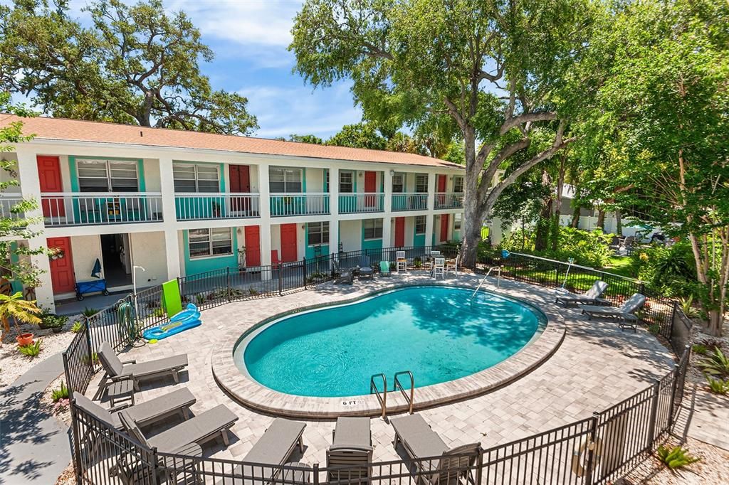 Active With Contract: $1,900 (2 beds, 1 baths, 944 Square Feet)