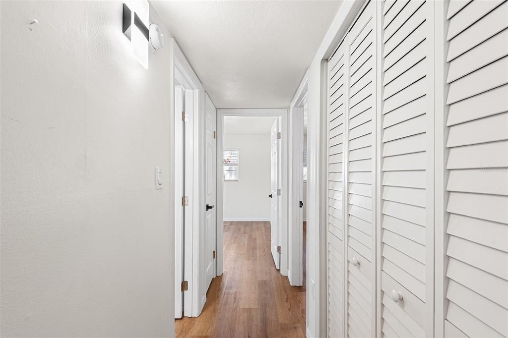 Active With Contract: $1,900 (2 beds, 1 baths, 944 Square Feet)