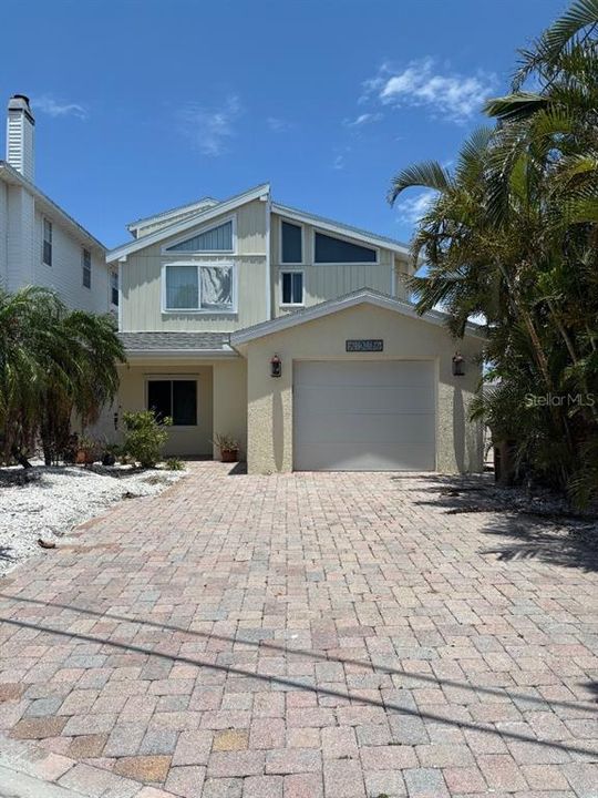 For Sale: $889,000 (4 beds, 2 baths, 2323 Square Feet)