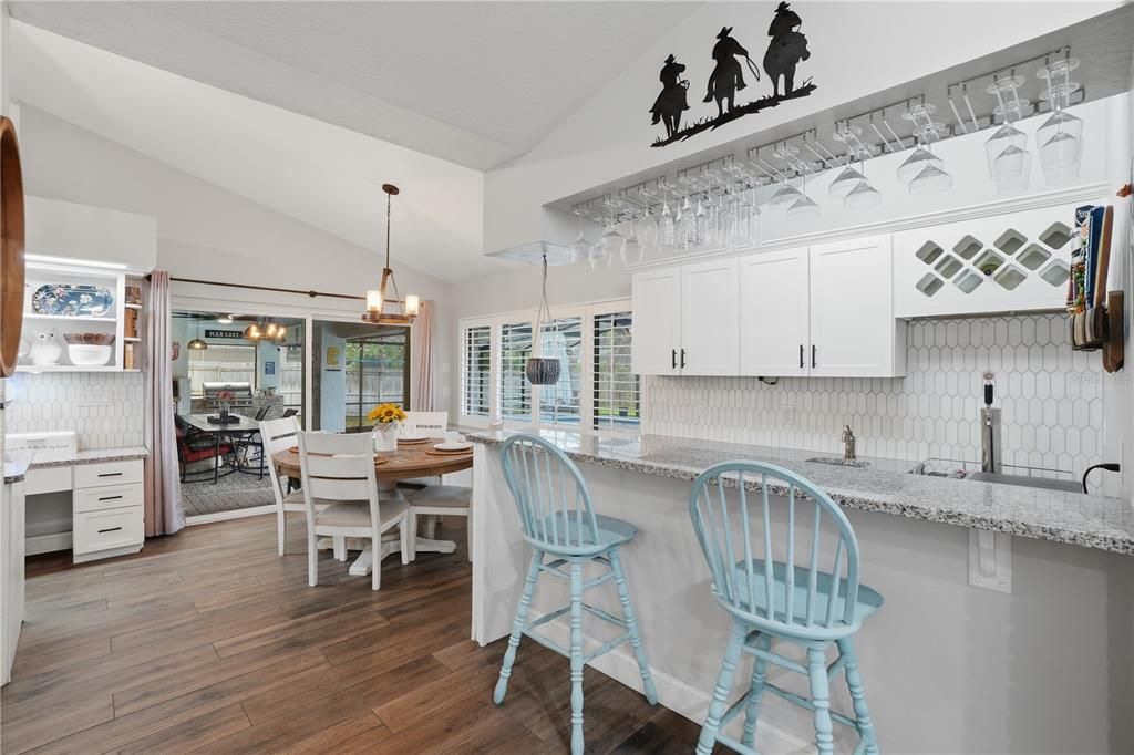 Activo con contrato: $849,900 (5 camas, 4 baños, 2832 Pies cuadrados)