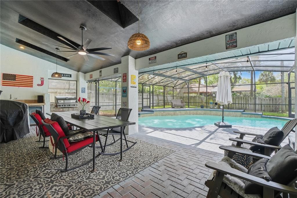 Activo con contrato: $849,900 (5 camas, 4 baños, 2832 Pies cuadrados)