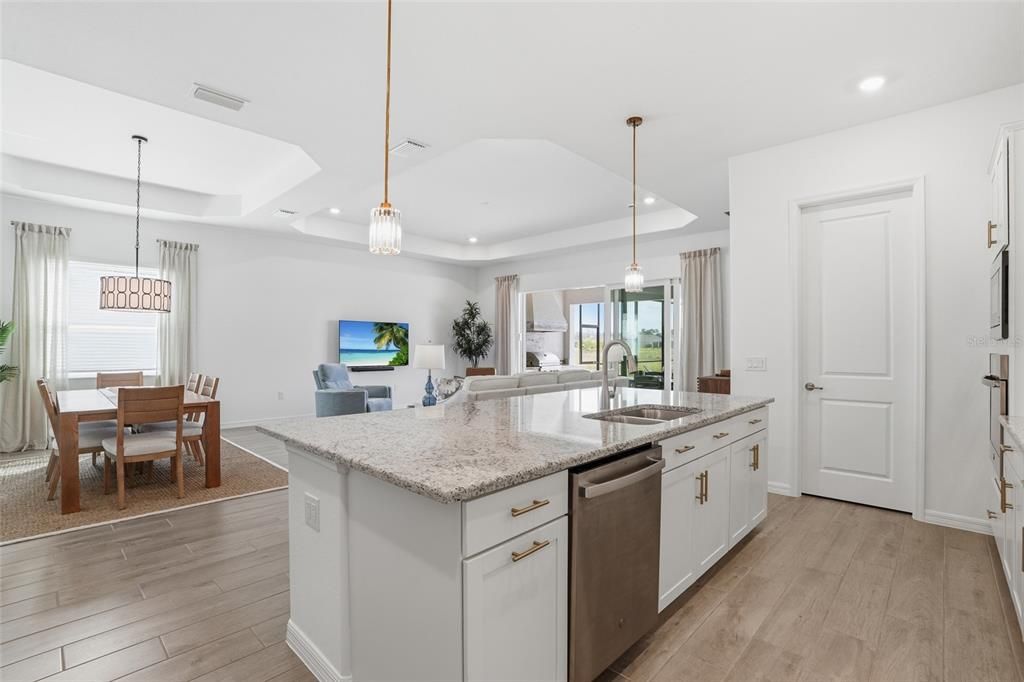 Activo con contrato: $569,000 (3 camas, 3 baños, 2242 Pies cuadrados)