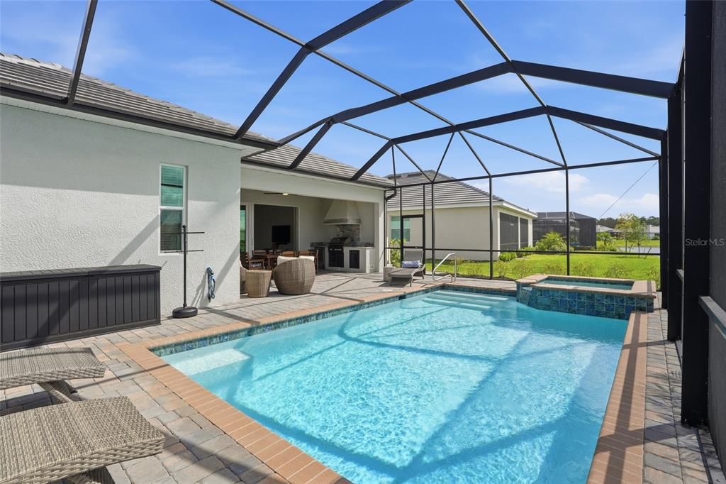 Activo con contrato: $569,000 (3 camas, 3 baños, 2242 Pies cuadrados)