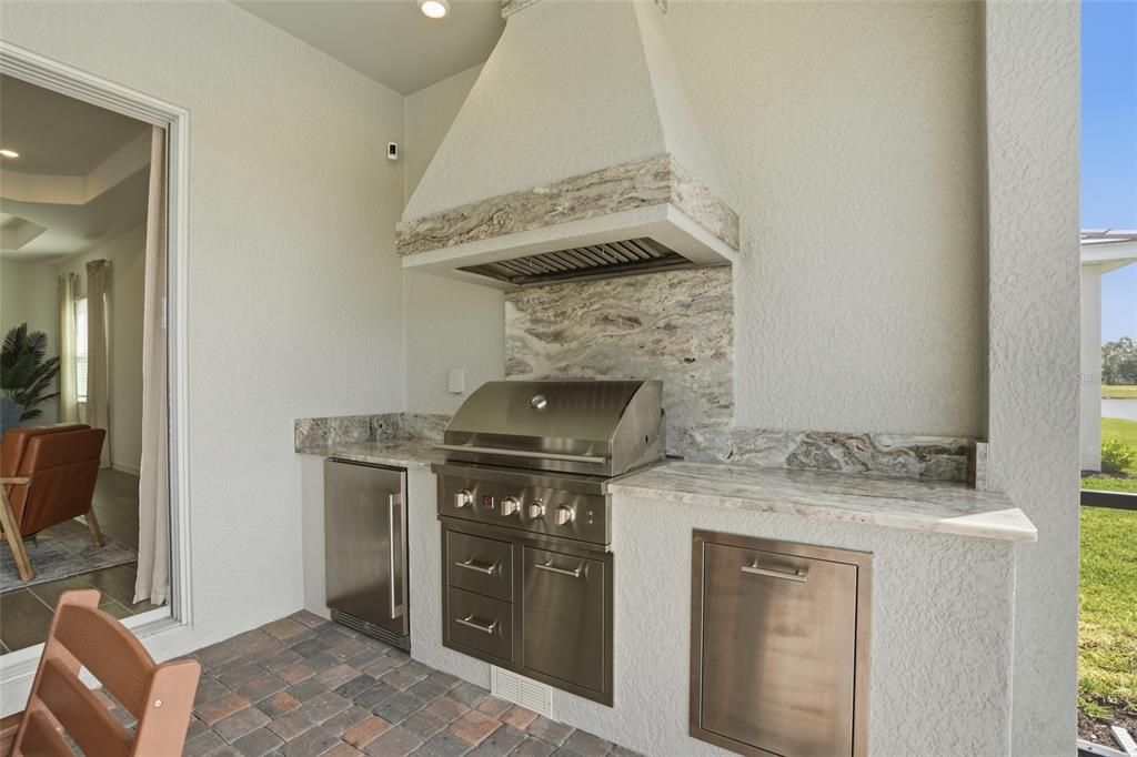Activo con contrato: $569,000 (3 camas, 3 baños, 2242 Pies cuadrados)