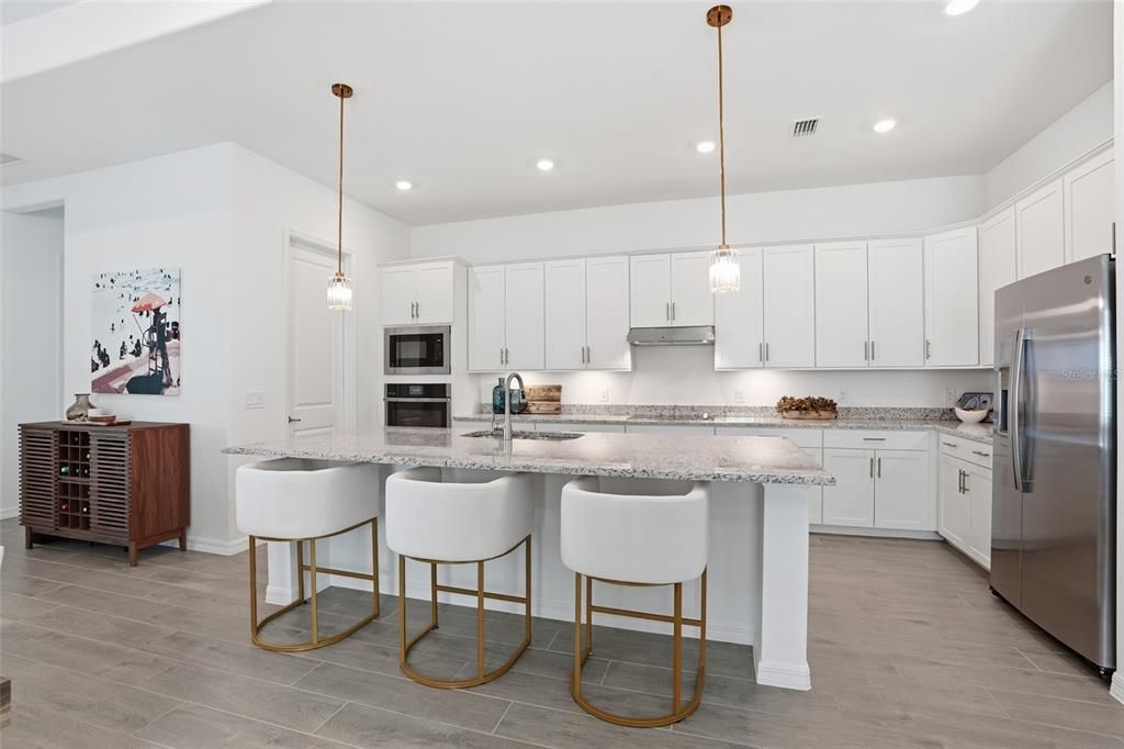 Activo con contrato: $569,000 (3 camas, 3 baños, 2242 Pies cuadrados)