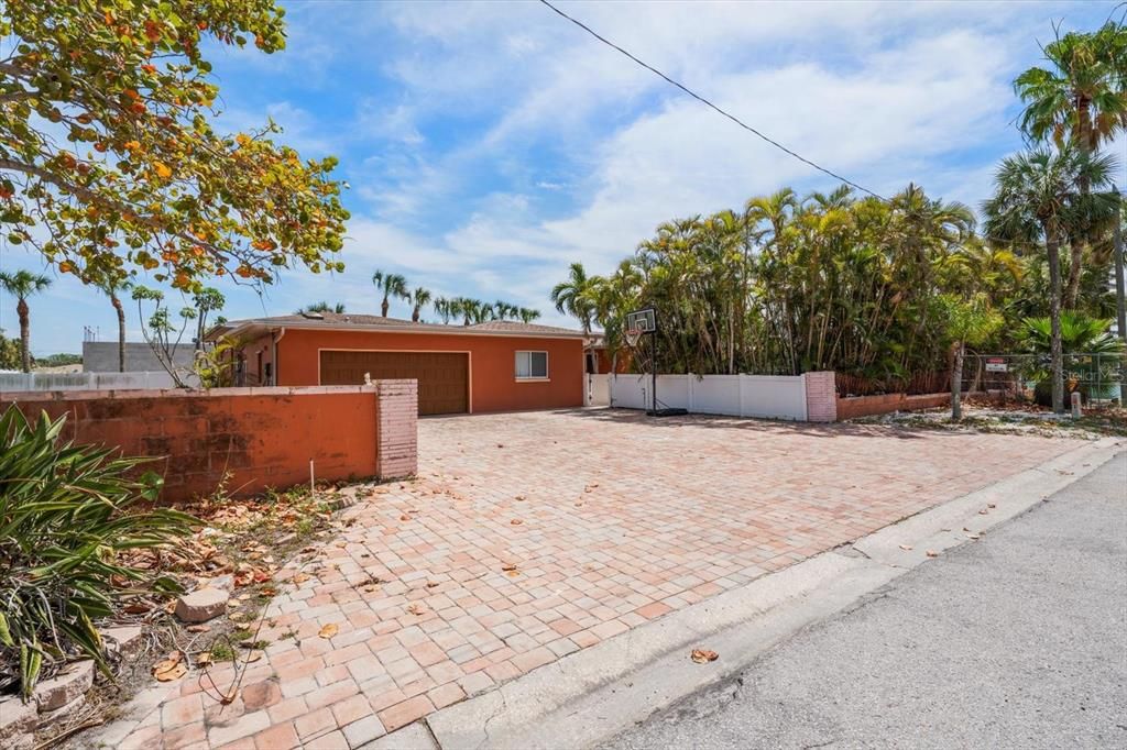 For Sale: $2,795,000 (4 beds, 3 baths, 2917 Square Feet)