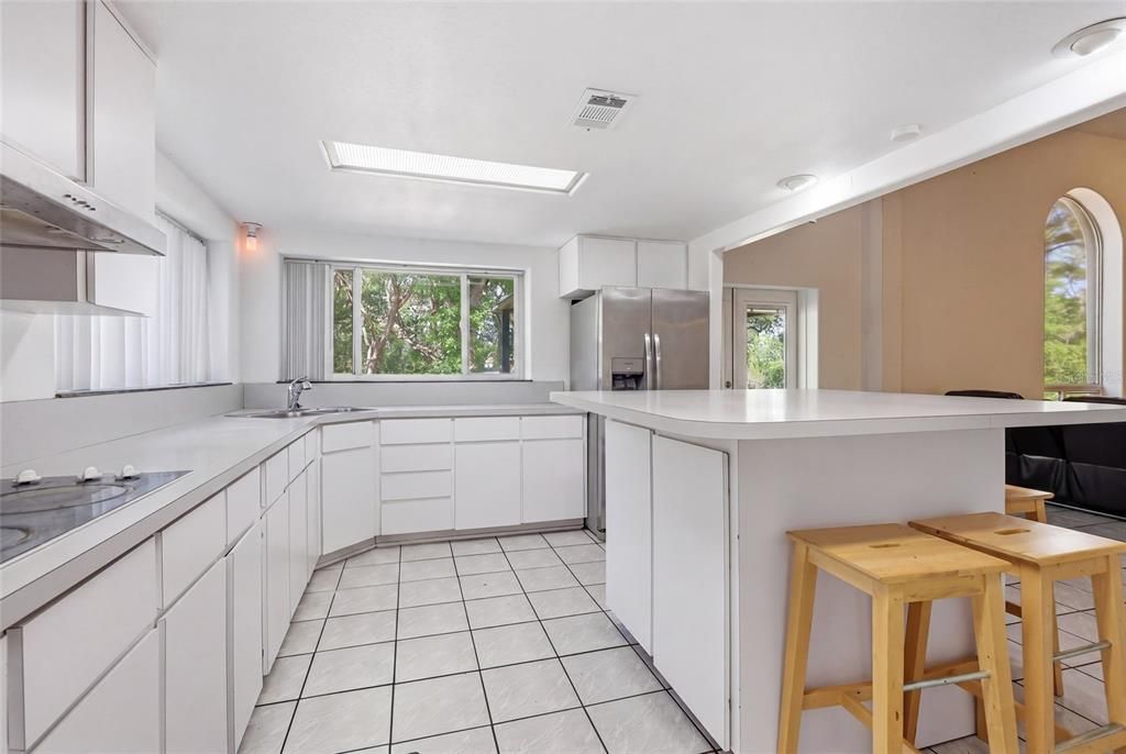 For Sale: $3,000,000 (6 beds, 3 baths, 3000 Square Feet)