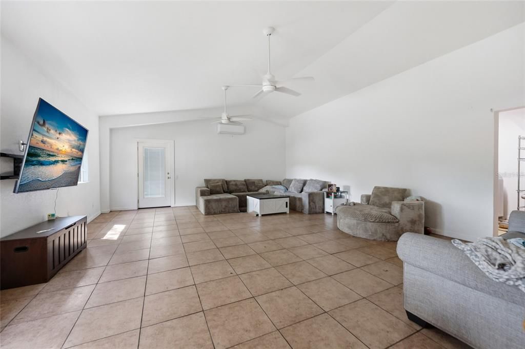 For Sale: $3,000,000 (6 beds, 3 baths, 3000 Square Feet)