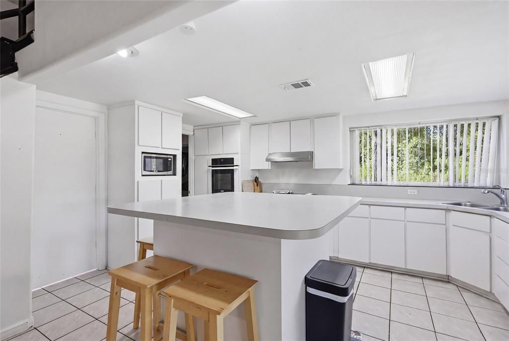 For Sale: $3,000,000 (6 beds, 3 baths, 3000 Square Feet)