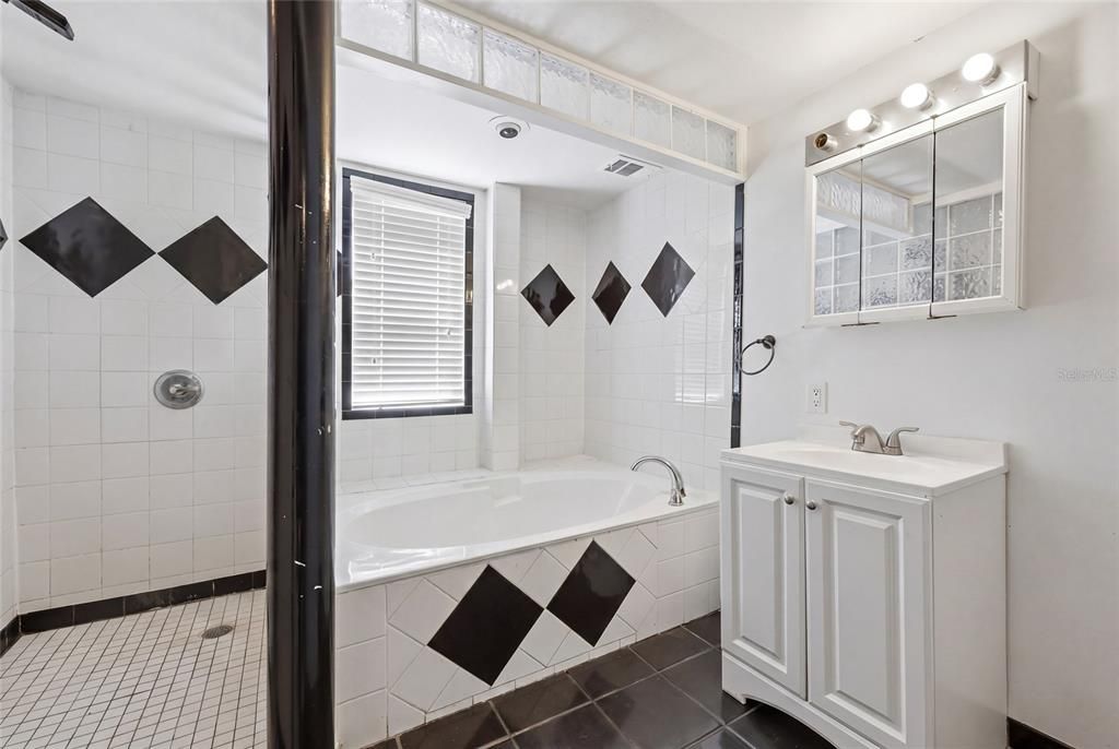 For Sale: $3,000,000 (6 beds, 3 baths, 3000 Square Feet)