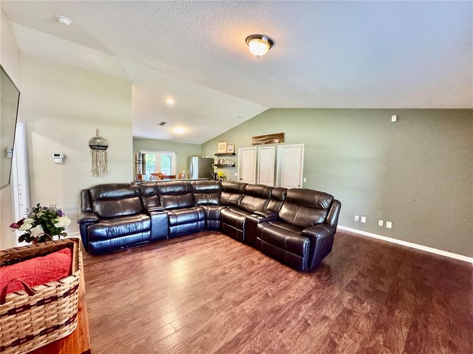 Activo con contrato: $289,900 (3 camas, 2 baños, 1448 Pies cuadrados)