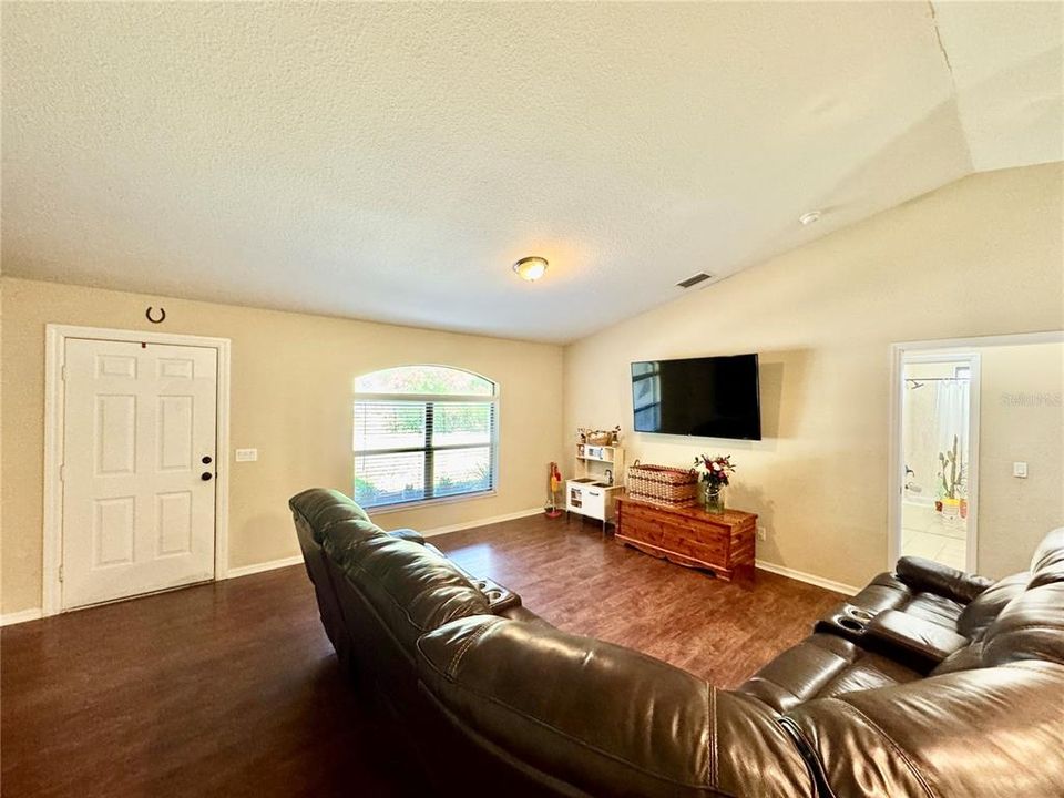 Activo con contrato: $289,900 (3 camas, 2 baños, 1448 Pies cuadrados)