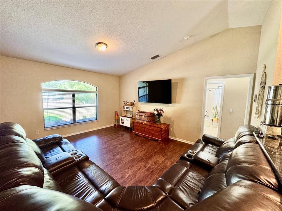 Activo con contrato: $289,900 (3 camas, 2 baños, 1448 Pies cuadrados)