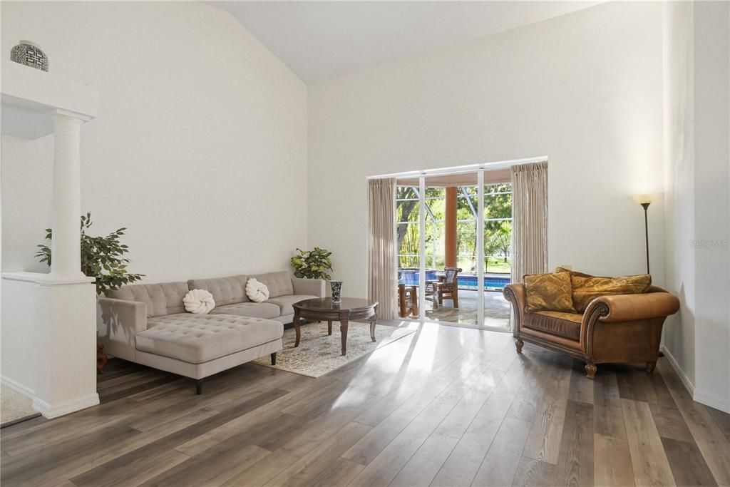En Venta: $1,148,000 (4 camas, 3 baños, 2707 Pies cuadrados)