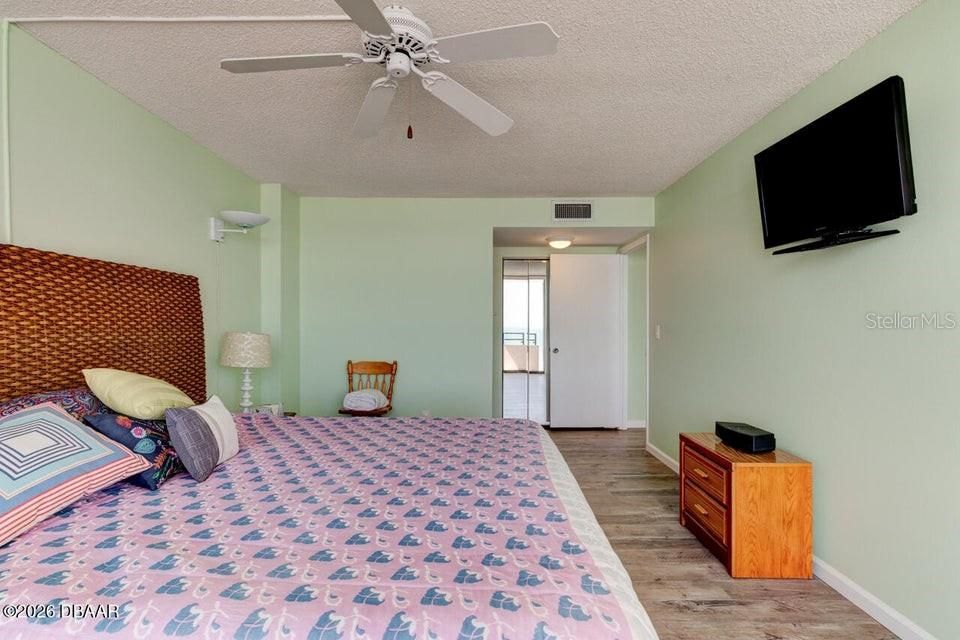 For Sale: $585,000 (2 beds, 2 baths, 1360 Square Feet)