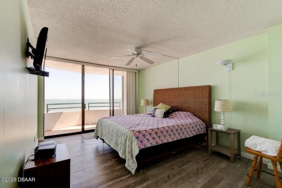 For Sale: $585,000 (2 beds, 2 baths, 1360 Square Feet)