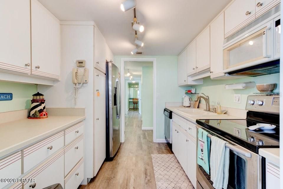 For Sale: $585,000 (2 beds, 2 baths, 1360 Square Feet)