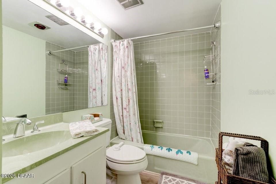 For Sale: $585,000 (2 beds, 2 baths, 1360 Square Feet)