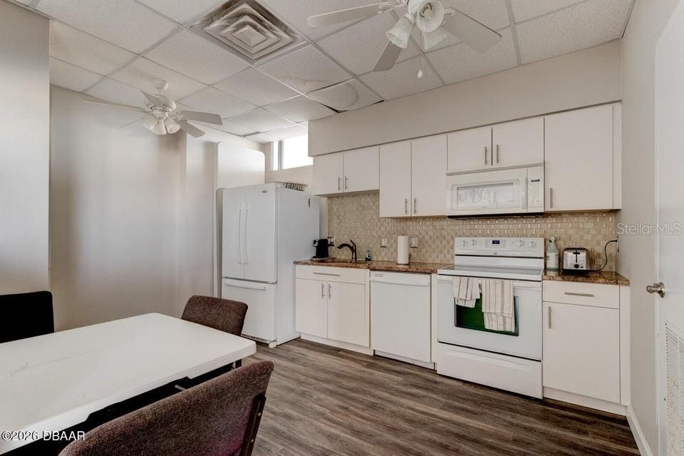 For Sale: $585,000 (2 beds, 2 baths, 1360 Square Feet)