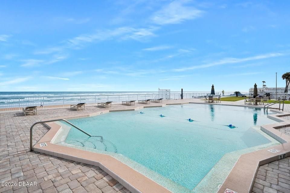 For Sale: $585,000 (2 beds, 2 baths, 1360 Square Feet)