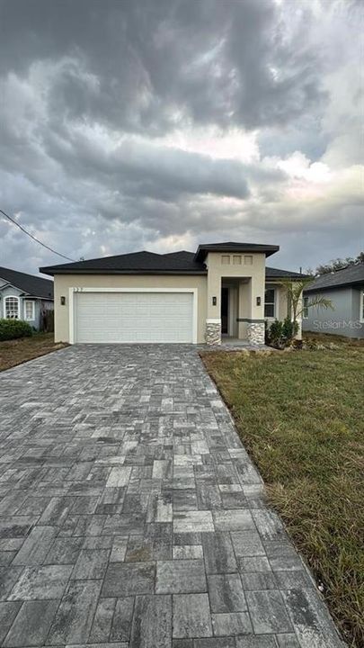 Active With Contract: $2,500 (4 beds, 2 baths, 1686 Square Feet)