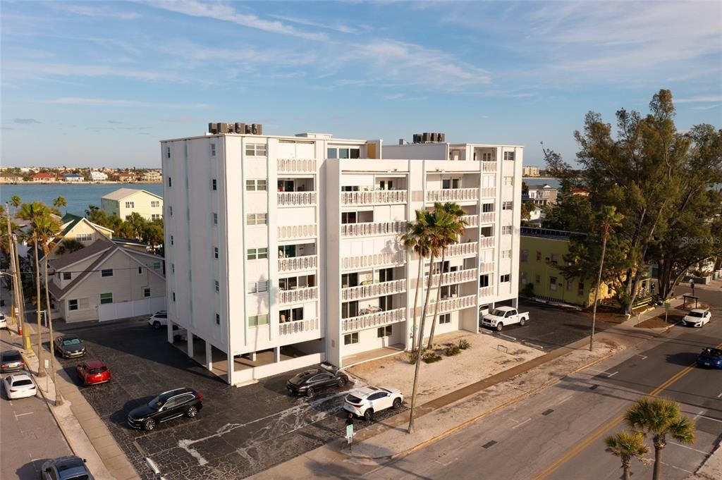 For Sale: $739,500 (2 beds, 2 baths, 1120 Square Feet)