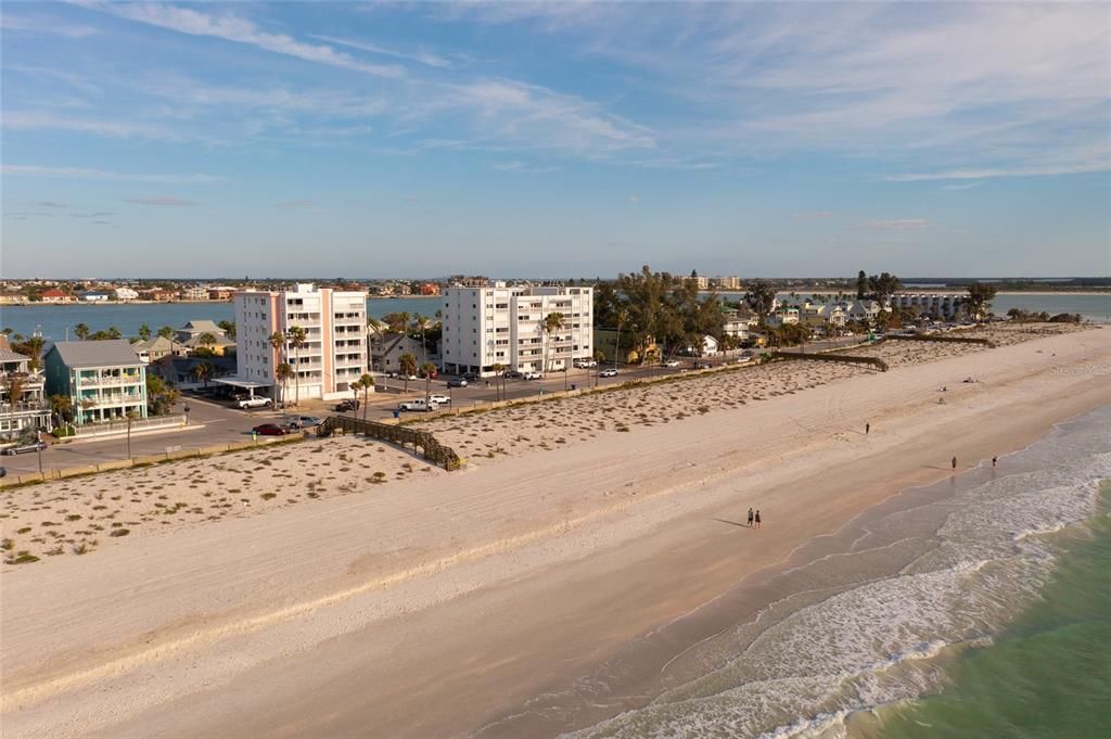 For Sale: $739,500 (2 beds, 2 baths, 1120 Square Feet)
