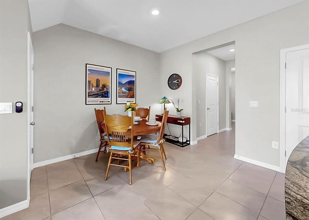 Activo con contrato: $285,000 (3 camas, 2 baños, 1702 Pies cuadrados)
