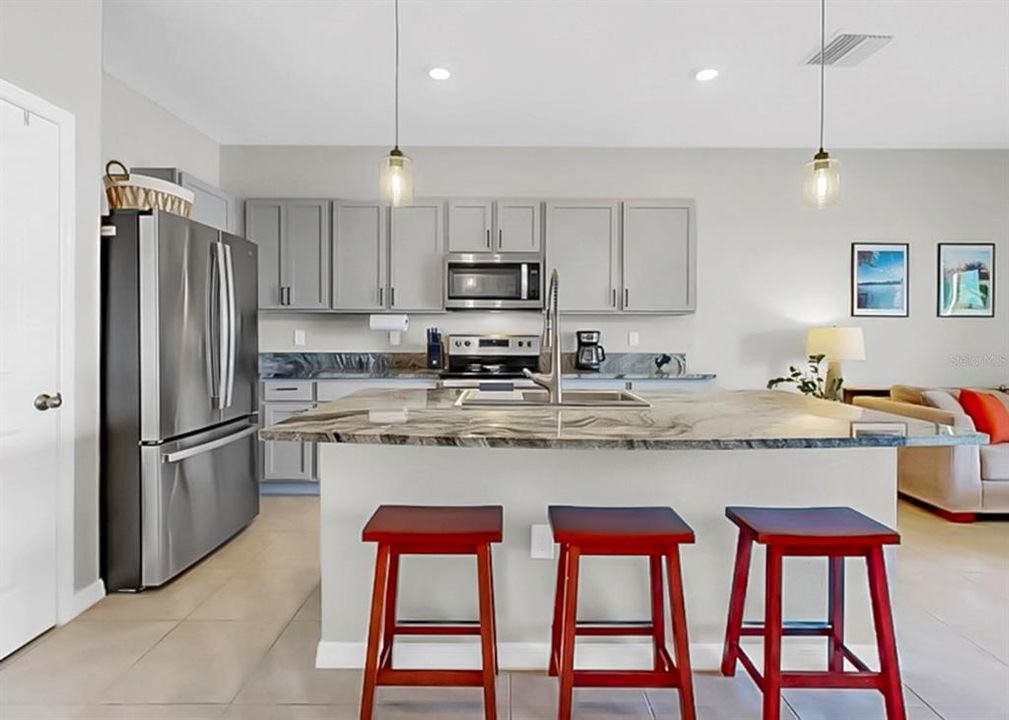 Activo con contrato: $285,000 (3 camas, 2 baños, 1702 Pies cuadrados)