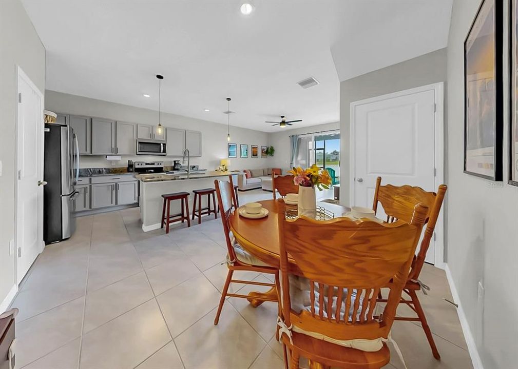 Activo con contrato: $285,000 (3 camas, 2 baños, 1702 Pies cuadrados)