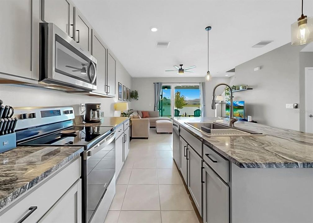 Activo con contrato: $285,000 (3 camas, 2 baños, 1702 Pies cuadrados)