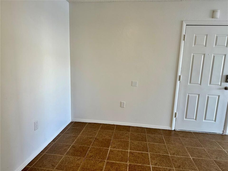 Active With Contract: $1,150 (1 beds, 1 baths, 462 Square Feet)
