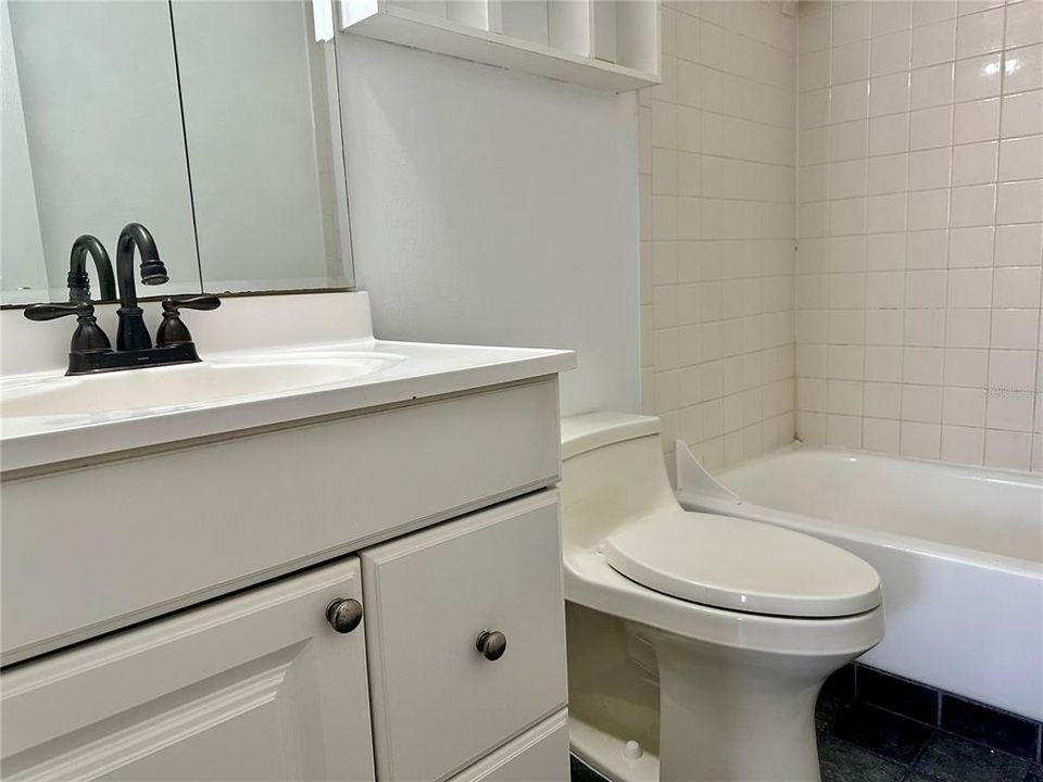 Active With Contract: $1,150 (1 beds, 1 baths, 462 Square Feet)